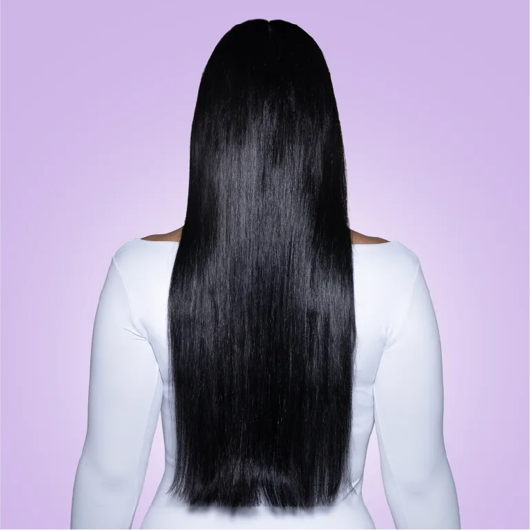 Después de la rutina Professional: cabello liso, alineado y con brillo, visto de espaldas