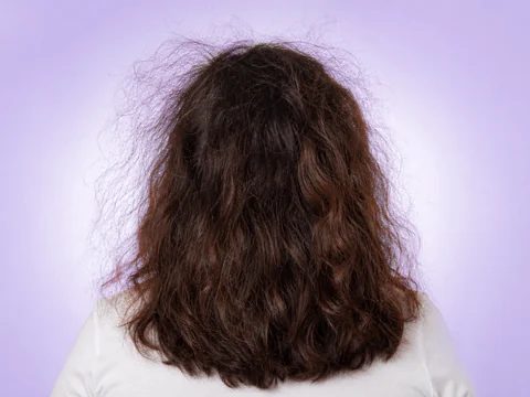 Cabello ondulado con mucho frizz, visto de espaldas