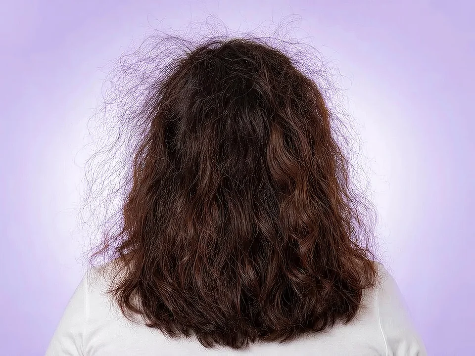Cabello ondulado con mucho frizz, visto de espaldas